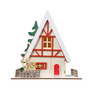Drewniany domek 15 cm utrzymany w zimowym klimacie. Dekoracja z postacią dziecka lepiącego bałwana, płotkiem i choinką, w kolorach naturalnego drewna, czerwieni i zieleni.