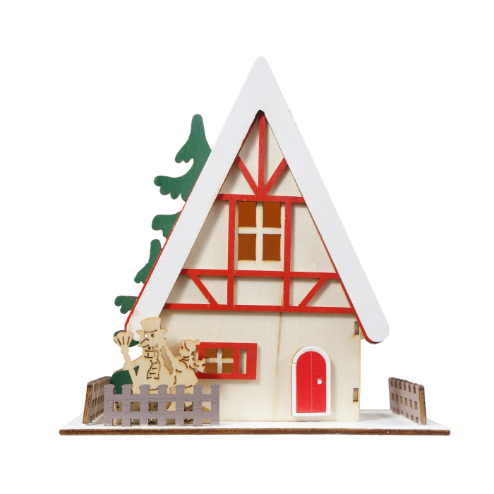 Drewniany domek 15 cm utrzymany w zimowym klimacie. Dekoracja z postacią dziecka lepiącego bałwana, płotkiem i choinką, w kolorach naturalnego drewna, czerwieni i zieleni.