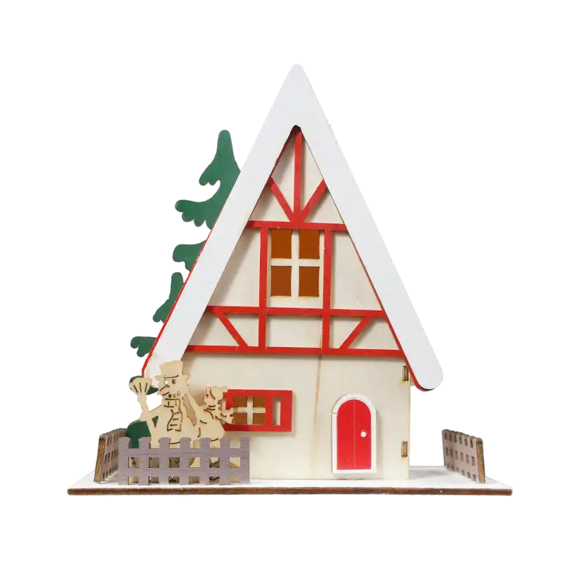 Drewniany domek 15 cm utrzymany w zimowym klimacie. Dekoracja z postacią dziecka lepiącego bałwana, płotkiem i choinką, w kolorach naturalnego drewna, czerwieni i zieleni.