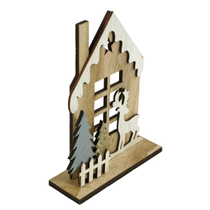 Drewniany domek 17 cm ujęty z bocznej perspektywy, ukazujący przestrzenny efekt trójwymiarowych choinek i figurki jelenia.