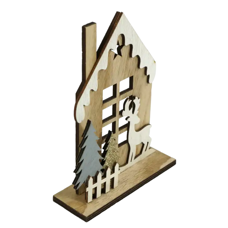 Drewniany domek 17 cm ujęty z bocznej perspektywy, ukazujący przestrzenny efekt trójwymiarowych choinek i figurki jelenia.