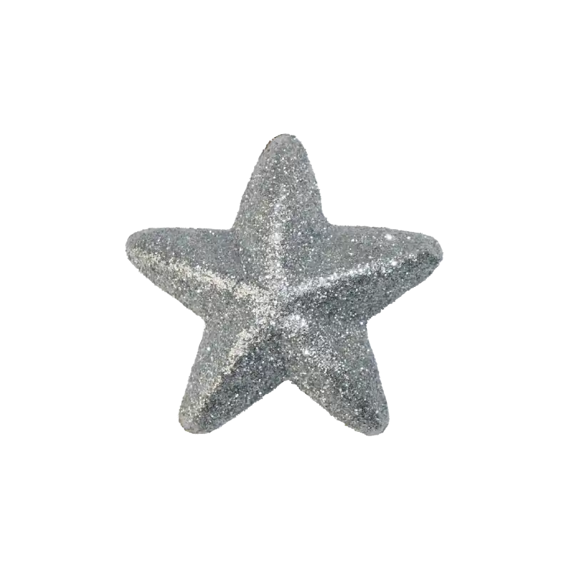 Zbliżenie na pojedynczą srebrną gwiazdkę o średnicy 3,5 cm. Styropianowa dekoracja pokryta jest warstwą brokatu, co nadaje jej charakterystyczny połysk przydatny w różnych projektach kreatywnych.