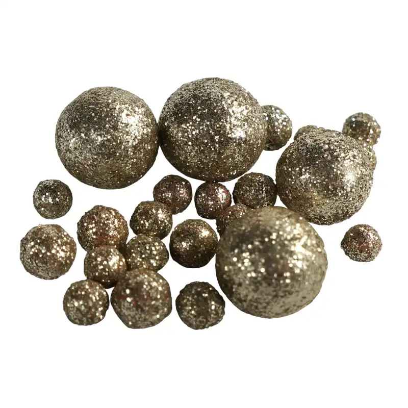 Zbliżenie na różnej wielkości złote kuleczki do stroików o średnicy od 5 mm do 1,5 cm. Brokatowe kule ozdobne idealne do kreatywnych prac artystycznych.