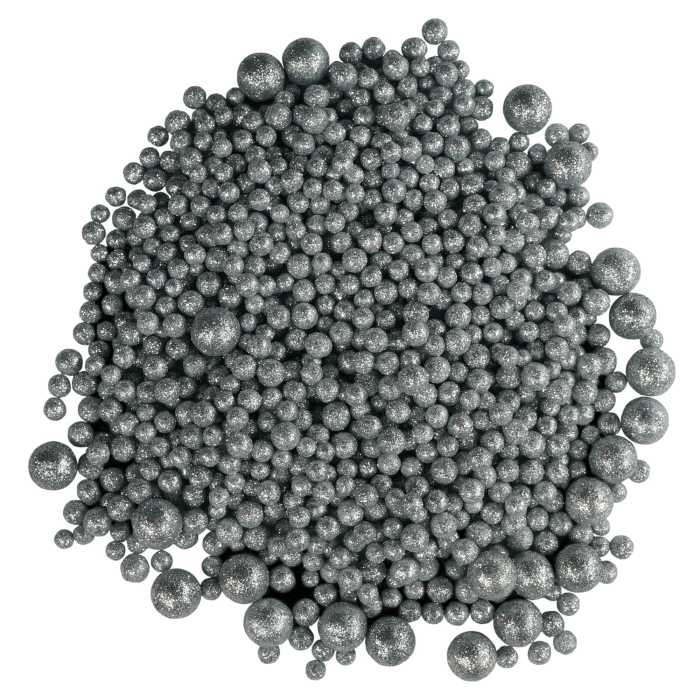 Zestaw wielu srebrnych kuleczek z brokatem o zróżnicowanych średnicach od 5 mm do 1,5 cm, przeznaczonych do dekoracji.
