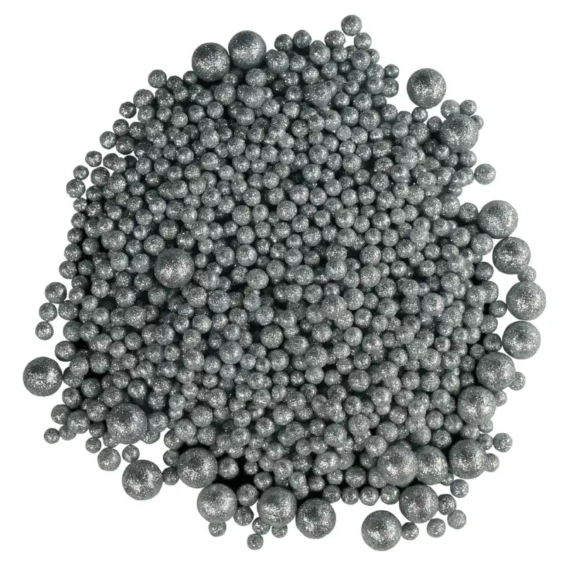 Zestaw wielu srebrnych kuleczek z brokatem o zróżnicowanych średnicach od 5 mm do 1,5 cm, przeznaczonych do dekoracji.