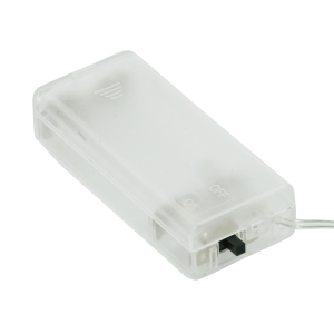 Przezroczysty pojemnik na 2 baterie AA z widocznym włącznikiem ON/OFF. Wygodny element zasilający lampki 30 LED.