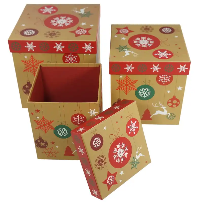 Zestaw trzech świątecznych flower boxów ze wzmacnianego papieru w rozmiarach 21 cm, 19 cm oraz 17 cm z pokrywkami.