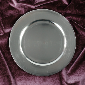 Gładka powierzchnia srebrnej patery 33 cm wyeksponowana na tle głębokiego, fioletowego weluru. Elegancki sposób na podkreślenie metalicznego połysku dekoracji.