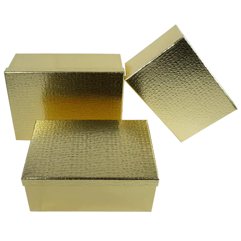 Zestaw trzech prostokątnych flowerboxów 31x22x13 cm z fakturą skóry. Modne opakowania na prezenty i kwiaty ze wzmacnianego papieru z pokrywkami.