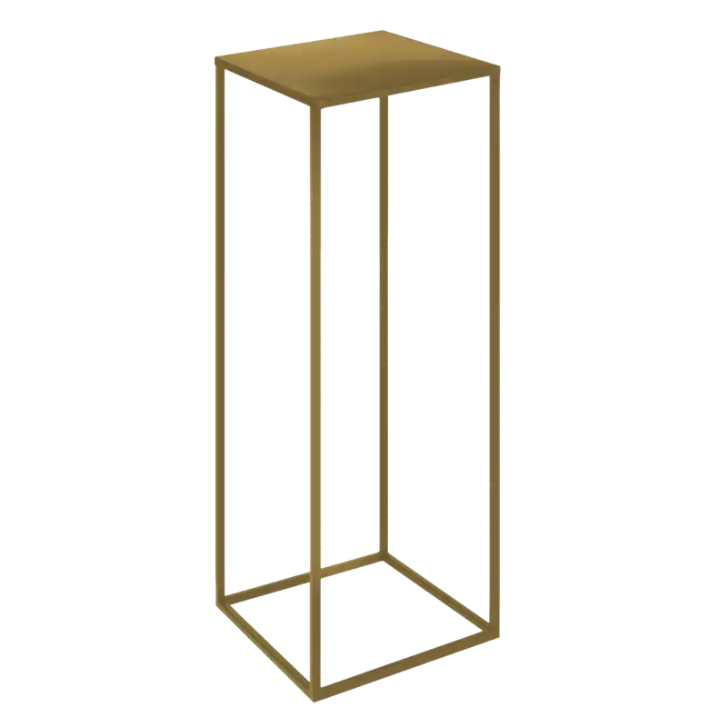 Złoty kwietnik metalowy o wysokości 80 cm i podstawie 20x20 cm. Wykonany ze stali malowanej proszkowo, pasuje do wnętrz w stylu industrialnym i glamour. Stabilna konstrukcja na kwadratowej podstawie.