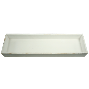 Ujęcie z boku na białą drewnianą skrzynkę o wymiarach 50 cm. Klasyczny design pasujący do wnętrz w stylu rustykalnym.