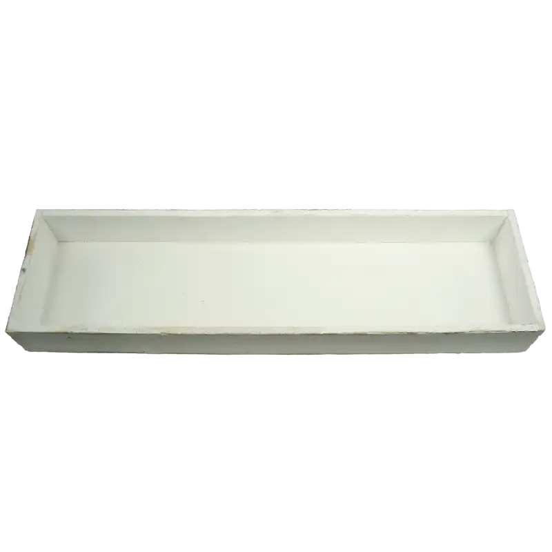Ujęcie z boku na białą drewnianą skrzynkę o wymiarach 50 cm. Klasyczny design pasujący do wnętrz w stylu rustykalnym.