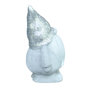 Zbliżenie na tył gipsowego skrzata 18 cm. Widoczna faktura materiału oraz sposób wykończenia brokatowej czapki.