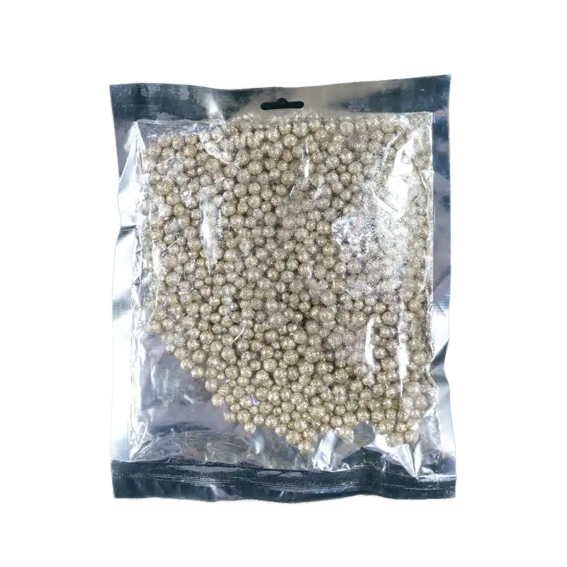 Zestaw kulek styropianowych w opakowaniu. Brokatowe kule ozdobne o średnicy 2-7 mm, gotowe do użycia w dekoracjach.