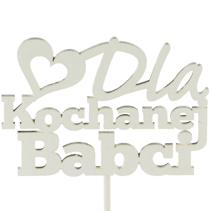 Drewniany topper na piku Dla Kochanej Babci o łącznej długości 35 cm. Napis o wymiarach 9x6 cm z sercem, idealny do personalizacji bukietów, widziany w ujęciu na wprost.
