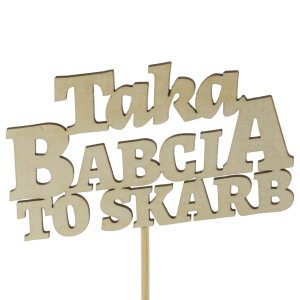Drewniany topper Taka babcia to skarb o długości 35 cm. Napis na piku o wymiarach 10x6 cm to estetyczny dodatek do personalizacji prezentów i bukietów na Dzień Babci. Widok na wprost.