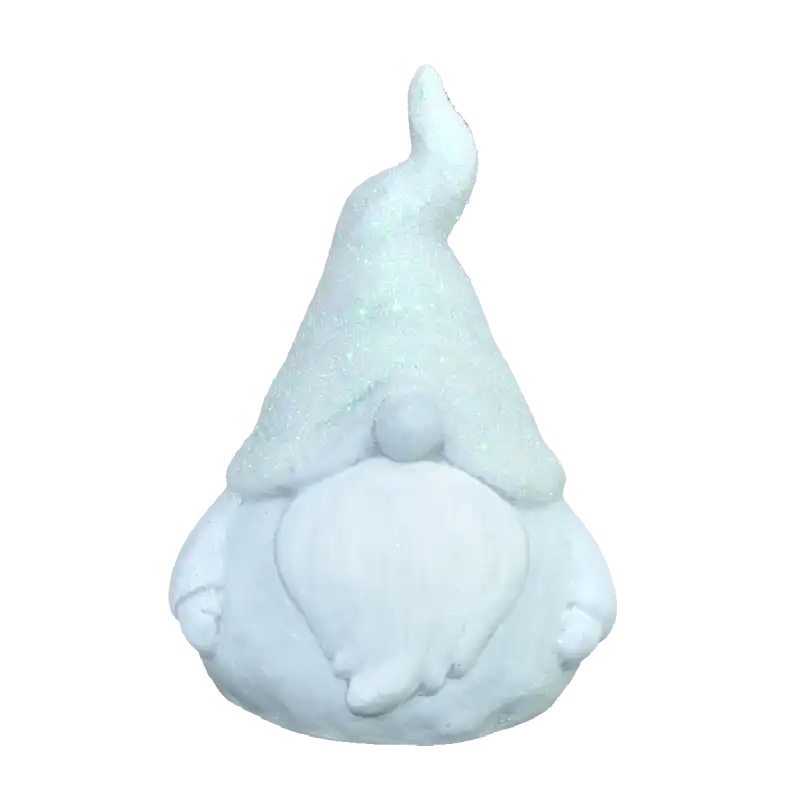 Zbliżenie na gipsowego skrzata o wysokości 17 cm. Widoczna faktura szarego materiału oraz efektownie mieniąca się brokatowa warstwa na czapce figurki.