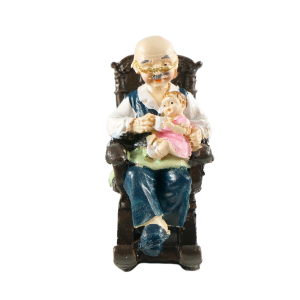 Figurka Dziadek w fotelu 10 cm z tworzywa. Przedstawia starszego mężczyznę z dzieckiem, idealna jako prezent na Dzień Dziadka lub ozdoba.