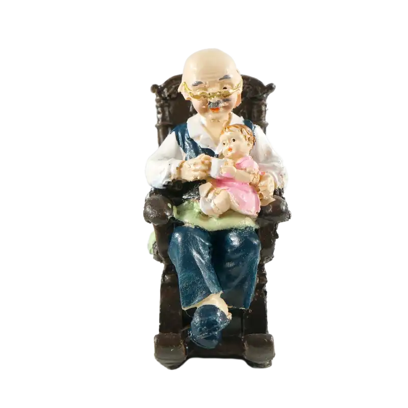 Figurka Dziadek w fotelu 10 cm z tworzywa. Przedstawia starszego mężczyznę z dzieckiem, idealna jako prezent na Dzień Dziadka lub ozdoba.