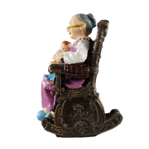 Figura babci w bujanym fotelu widziana z prawego boku, prezentująca konstrukcję siedziska i postać opiekunki z dzieckiem.