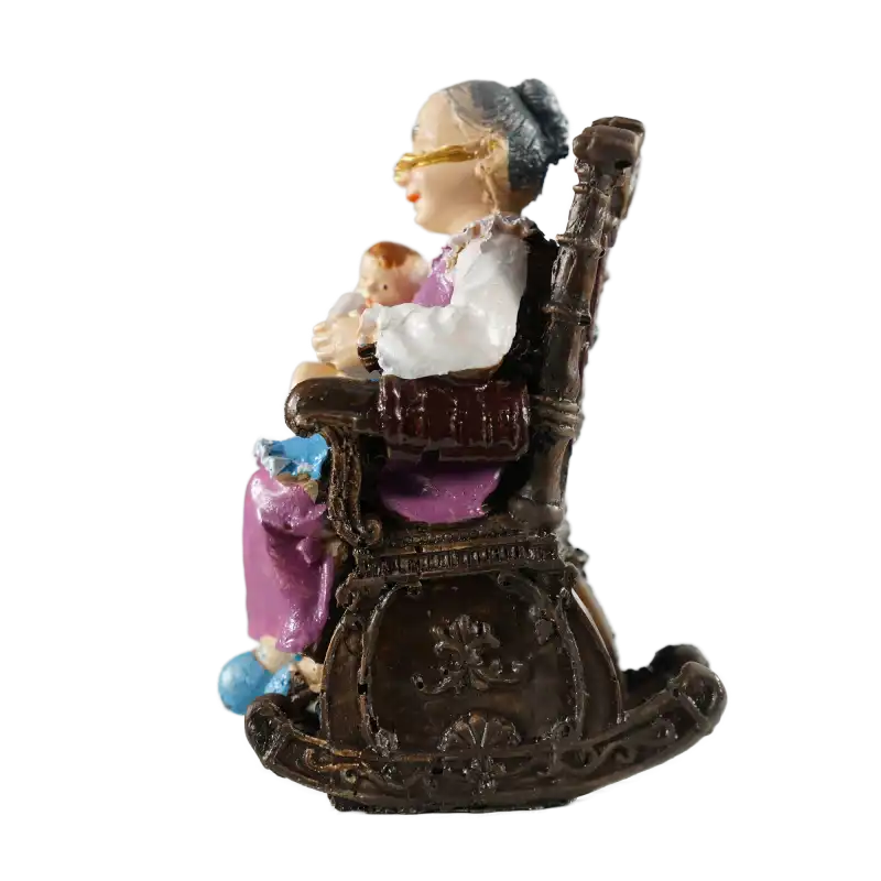 Figura babci w bujanym fotelu widziana z prawego boku, prezentująca konstrukcję siedziska i postać opiekunki z dzieckiem.