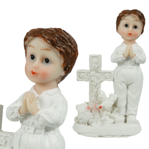 Widok z boku na figurkę aniołka chłopca, ukazujący detale twarzy oraz kompozycję z krzyżem i białymi gołębiami.