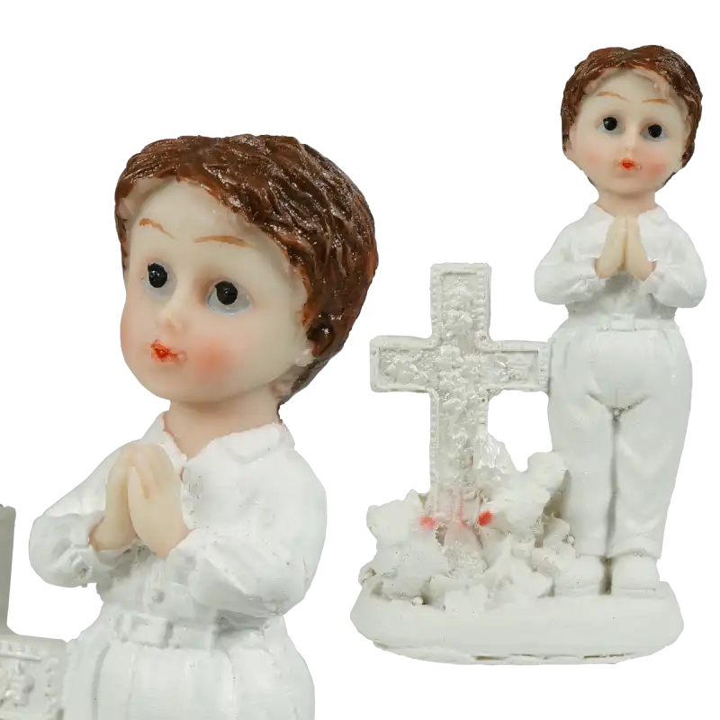 Widok z boku na figurkę aniołka chłopca, ukazujący detale twarzy oraz kompozycję z krzyżem i białymi gołębiami.