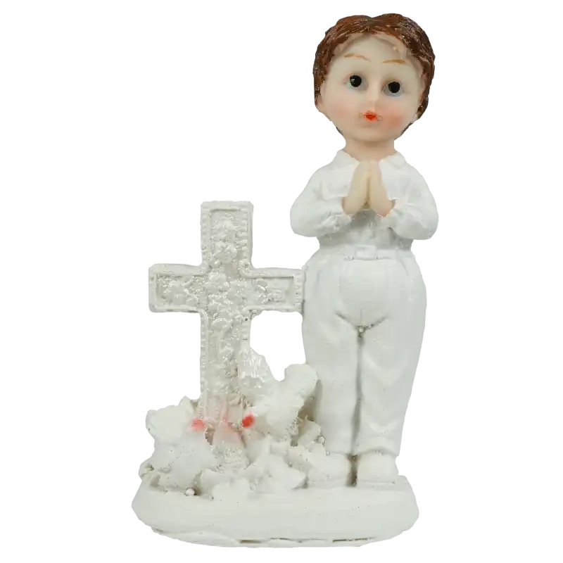 Szczegółowe ujęcie figurki komunijnej chłopca z krzyżem, prezentująca precyzyjne zdobienia i biały kolor dekoracji.