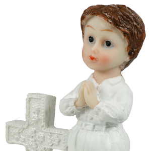 Prezentacja profilu figurki komunijnej chłopca, podkreślająca staranność wykonania twarzy i elementów religijnych.