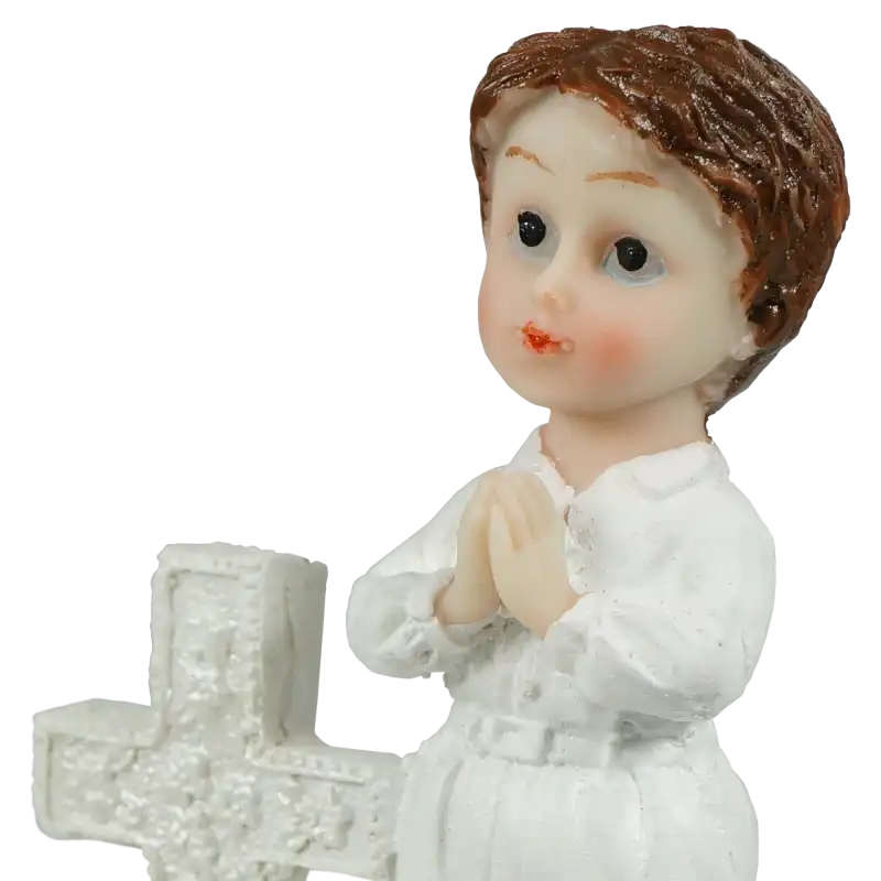 Prezentacja profilu figurki komunijnej chłopca, podkreślająca staranność wykonania twarzy i elementów religijnych.