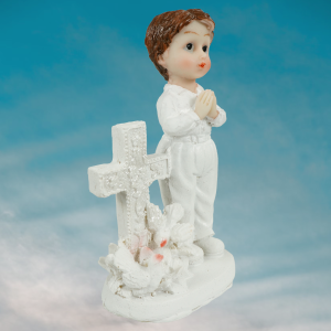 Aniołek komunijny chłopiec przy krzyżu na niebieskim tle, idealny element dekoracyjny na uroczystości religijne.