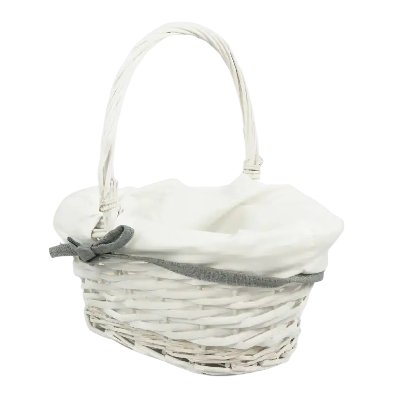 Owalny kosz wiklinowy 27 cm w kolorze białym z wyjmowanym białym materiałem wykończonym ozdobną szarą tasiemką z kokardą. Klasyczny dodatek do wnętrz.