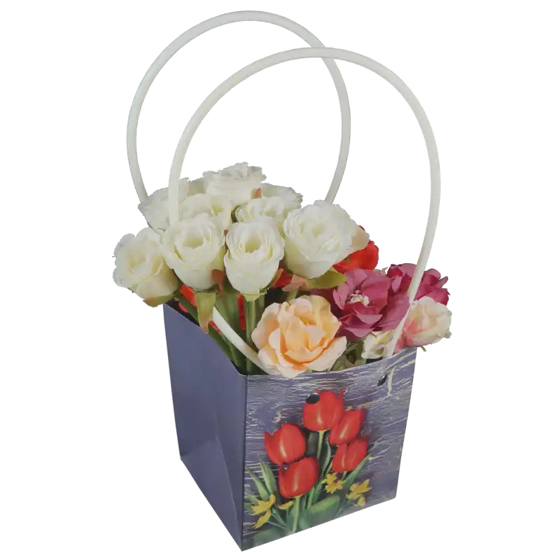 Szara torebka na kwiaty 32 cm wypełniona różnorodnymi sztucznymi kwiatami w jasnych i pastelowych odcieniach.
