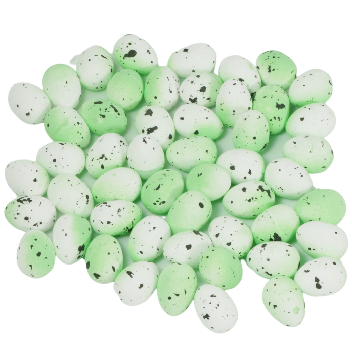 Komplet 50 zielonych jajeczek wielkanocnych o rozmiarze 2,5 cm. Pisanki wykonane ze styropianu z naturalnym nakrapianym wzorem, idealne do tworzenia wiosennych stroików.