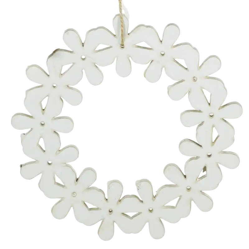 Drewniany wianek w kwiaty o średnicy 15 cm na jasnym tle. Naturalna dekoracja wisząca o ażurowym, lekkim charakterze.