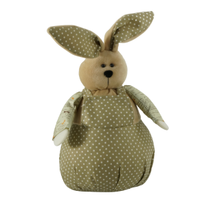 Pluszowy zając wielkanocny 30 cm w oliwkowych odcieniach, ubrany w ogrodniczki w kropki. Figurka z formowanymi uszami i obciążeniem dla stabilności na półce.
