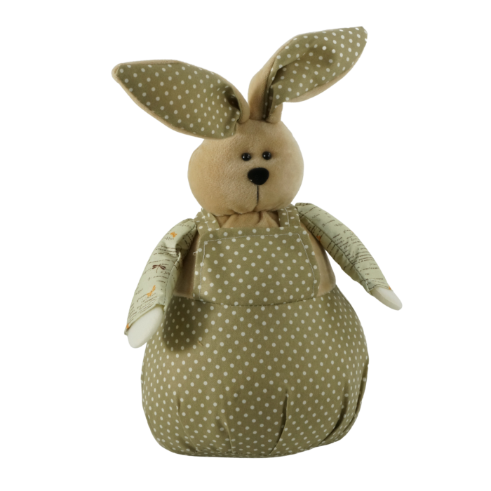 Pluszowy zając wielkanocny 30 cm w oliwkowych odcieniach, ubrany w ogrodniczki w kropki. Figurka z formowanymi uszami i obciążeniem dla stabilności na półce.