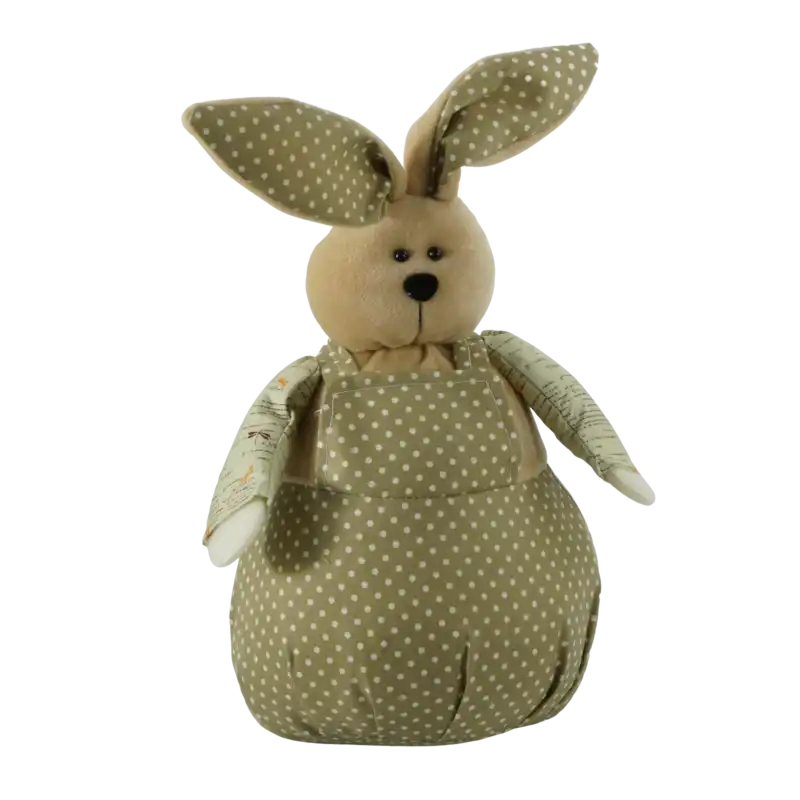 Pluszowy zając wielkanocny 30 cm w oliwkowych odcieniach, ubrany w ogrodniczki w kropki. Figurka z formowanymi uszami i obciążeniem dla stabilności na półce.