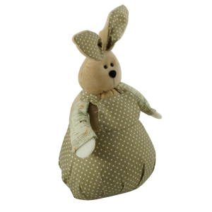 Figurka zajączka 30 cm w oliwkowych barwach. Miękki pluszowy materiał i stabilna podstawa sprawiają, że dekoracja sprawdzi się jako stoper do drzwi.
