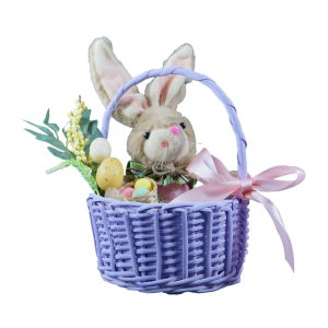 Fioletowy koszyk wiklinowy ⌀ 22 cm wypełniony wielkanocną dekoracją z pluszowym zajączkiem, pisankami i różową kokardą.