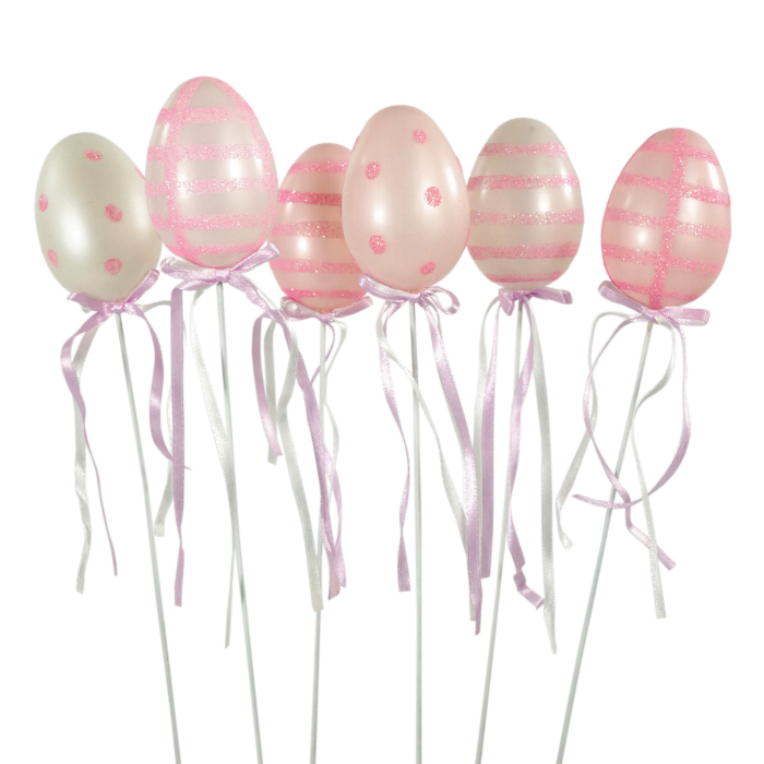 Komplet 6 plastikowych pisanek wielkanocnych o wysokości 6 cm na białym druciku. Jaja w kolorach różu i bieli ozdobione brokatowymi wzorami oraz wstążeczkami. Eleganckie ozdoby na piku do świątecznych kompozycji kwiatowych.