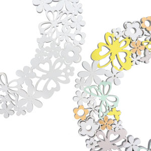 Zbliżenie na ażurowe detale drewnianego wianka z motywem kwiatów i motyli w wiosennych odcieniach. Widoczna precyzyjna wycinanka z drewna.