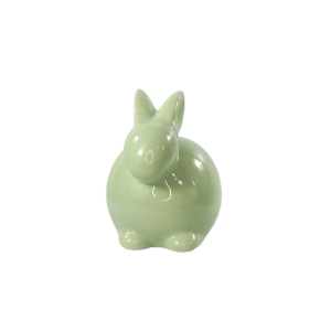 Pojedynczy zielony zając ceramiczny o wysokości 13 cm na czystym białym tle. Prezentacja nowoczesnej formy dekoracji, która pasuje do wnętrz w każdym stylu.