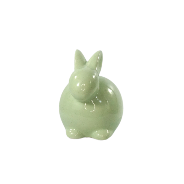 Pojedynczy zielony zając ceramiczny o wysokości 13 cm na czystym białym tle. Prezentacja nowoczesnej formy dekoracji, która pasuje do wnętrz w każdym stylu.
