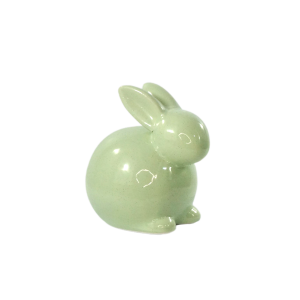 Zielony zając ceramiczny o wysokości 13 cm, sfotografowany z lekkiego skosu, co pozwala dokładnie przyjrzeć się nowoczesnemu kształtowi i wykończeniu ceramiki.