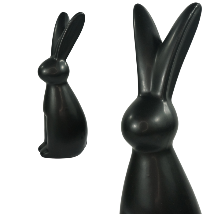 Zestaw dwóch ujęć przedstawiających czarnego zająca ceramicznego o wysokości 25 cm. Dekoracja wielkanocna o nowoczesnej, prostej formie, idealna do aranżacji świątecznych wnętrz.