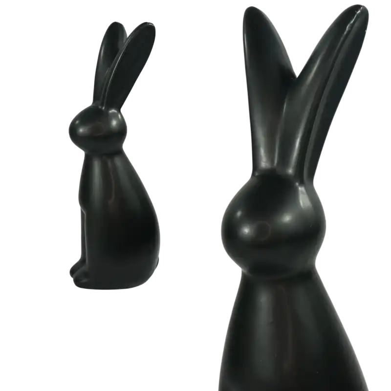 Zestaw dwóch ujęć przedstawiających czarnego zająca ceramicznego o wysokości 25 cm. Dekoracja wielkanocna o nowoczesnej, prostej formie, idealna do aranżacji świątecznych wnętrz.