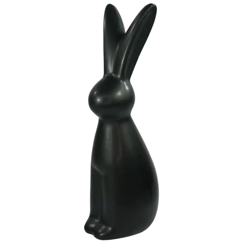 Widok z boku na czarną figurkę zająca ceramicznego 25 cm. Minimalistyczny design sprawia, że ozdoba dobrze prezentuje się w nowoczesnych aranżacjach.