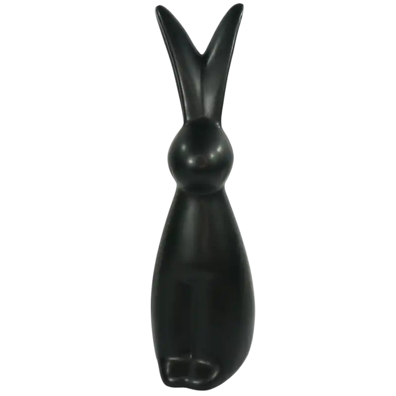 Widok z przodu na czarnego zająca ceramicznego o wysokości 25 cm. Prosta i nowoczesna sylwetka figurki, która świetnie dopełni wielkanocny wystrój domu.