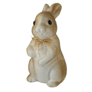Detale flokowanej figurki zająca w kolorze brązowym ze słomkową kokardą. Wielkanocna dekoracja o wysokości 26 cm.